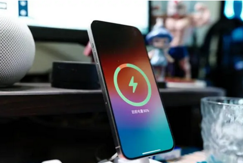 宋洛乡苹果15换屏服务分享用什么充电器给iPhone15充电更好 